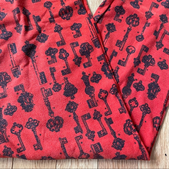 LuLaRoe curvy leggings - Picture 4 of 6